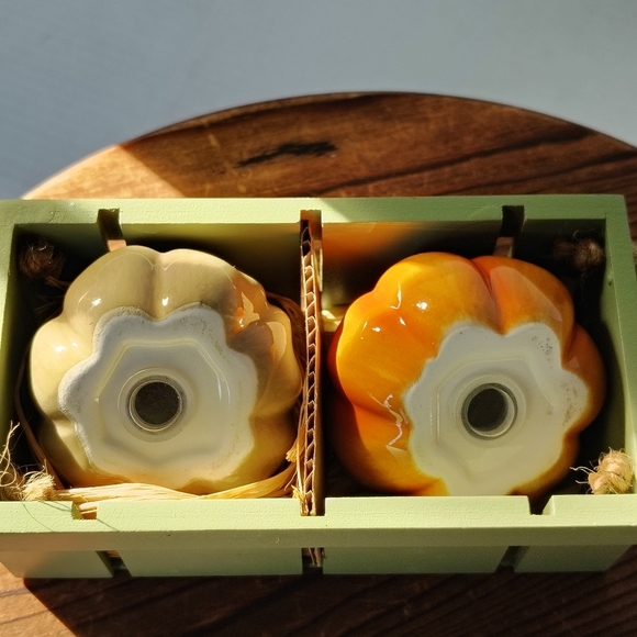 Russ Ceramic Pumpkin Salt and Pepper Shakers Fall Thanksgiving Kitchen Accents - Picture 4 of 16